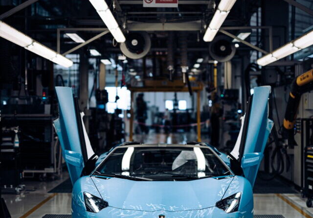 cropped-lamborghini-aventador-out-of-line-and-mark-the-end-of-the-v12-11.jpg