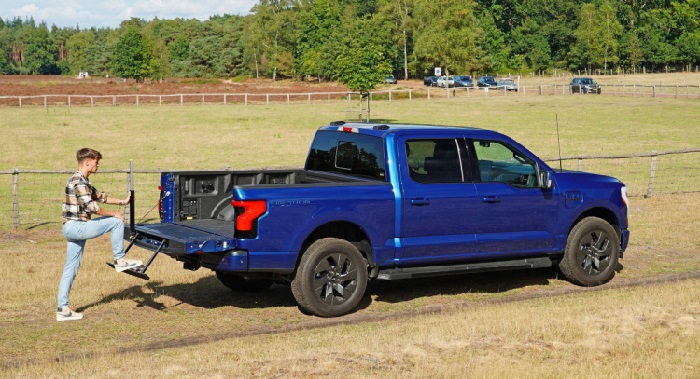 ford-150-lightning-derrière-le-volant-de-la-pick-up-electrique